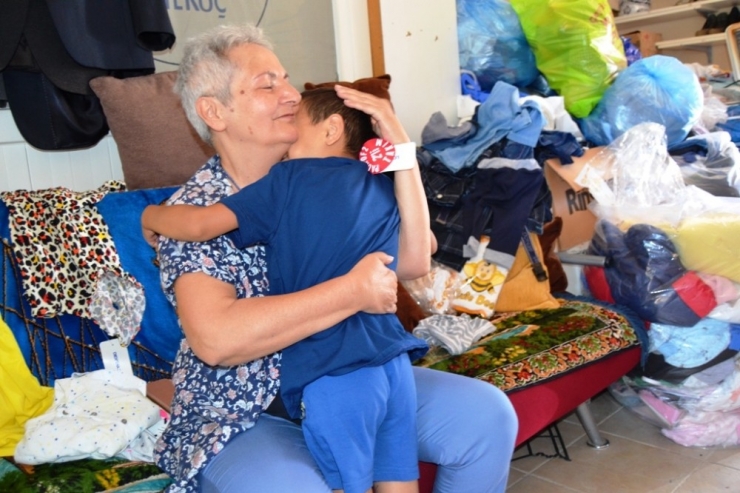 Yoksul Çocuklara Bayram Ettirdiler