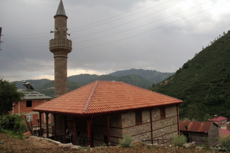 Cennetin 8 Kapısının Tasvir Edildiği Cami