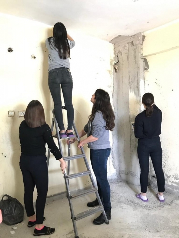 Öğrenciler İhtiyaç Sahibi Ailelerin Evlerini Boyadı