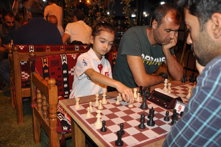 Kızıltepe’de Vatandaşlar Sahura Kadar Satranç Oynuyor