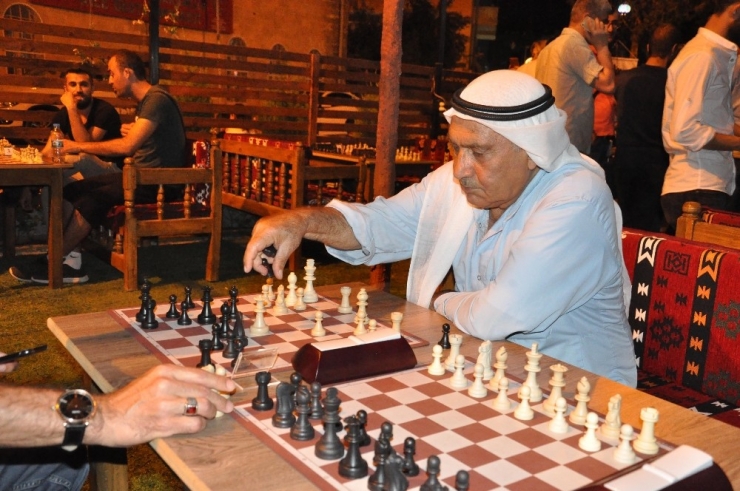 Kızıltepe’de Vatandaşlar Sahura Kadar Satranç Oynuyor