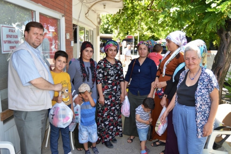 Yoksul Çocuklara Bayram Ettirdiler