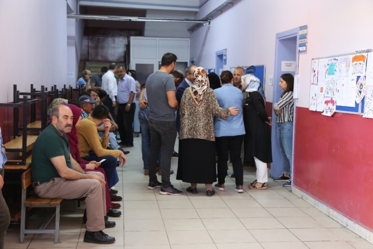 Yusufeli’nde Oy Kullanma İşlemi Başladı