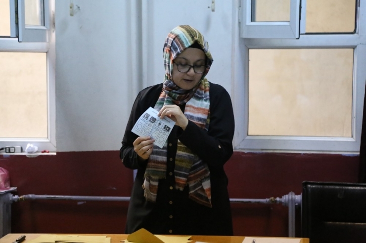 Yusufeli’nde Oy Verme İşlemi Bitti Sandıklar Açılmaya Başladı