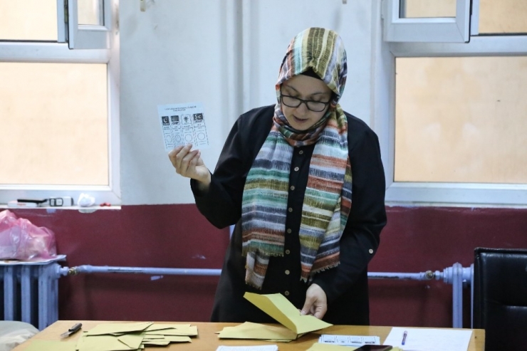 Yusufeli’nde Oy Verme İşlemi Bitti Sandıklar Açılmaya Başladı