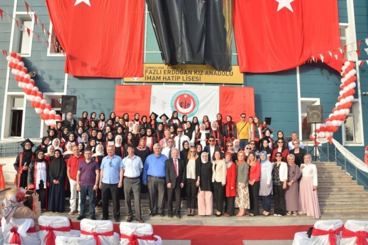 135 İmam Hatipli Öğrenci Mezun Olmanın Sevincini Yaşadı