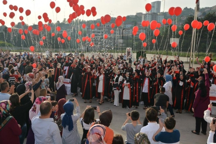 135 İmam Hatipli Öğrenci Mezun Olmanın Sevincini Yaşadı