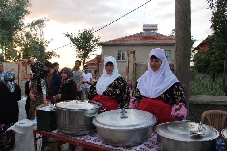 Köyün Asırlık Geleneğini Sürdürüyorlar