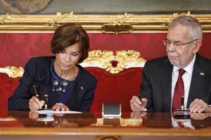 Avusturya’da Geçici Hükümet Yemin Etti