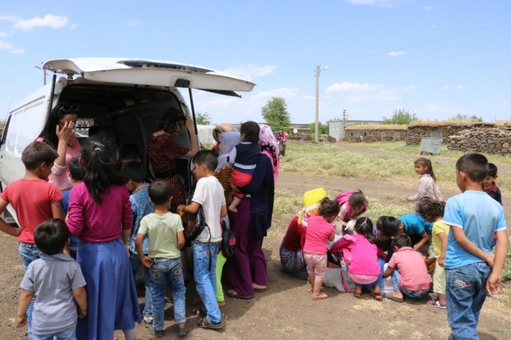 Sinoplu Esra Öğretmenden Diyarbakırlı Köy Çocuklarına Bayram Hediyesi