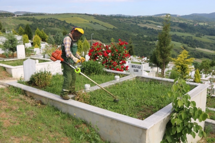 Kocaeli’de Mezarlıklar Bayrama Hazırlandı