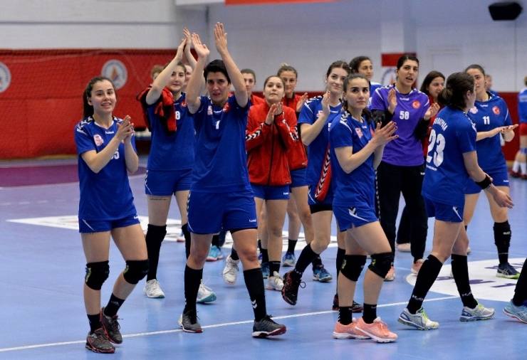 Kadınlar Hentbolde En Golcü İsim Yeliz Özel