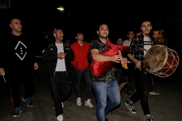 Ramazan’ın Son Sahuruna Tulum Sesiyle Kalktılar