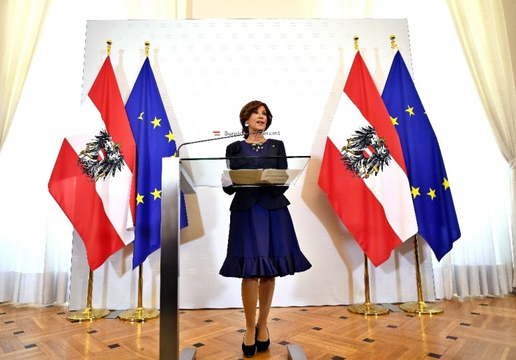 Avusturya’da Geçici Hükümet Yemin Etti