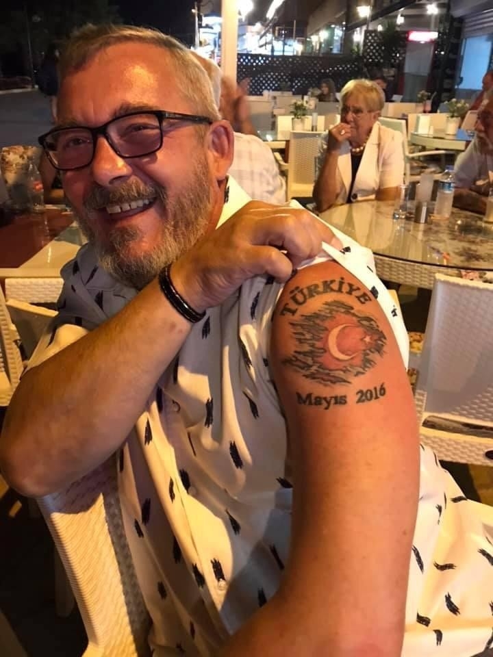 Türkiye Aşığı İngiliz Polis Koluna Türk Bayrağı Dövmesi Yaptırdı