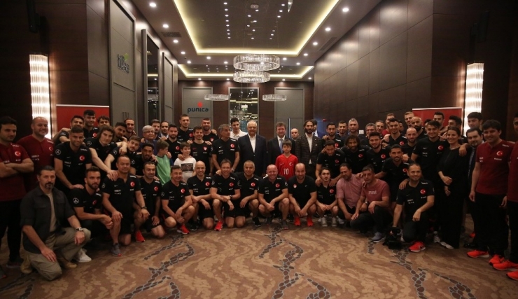 A Milli Futbol Takımı Bayramlaştı