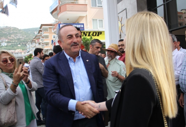 Bakan Çavuşoğlu Alanya’da Hemşehrileriyle Bayramlaştı
