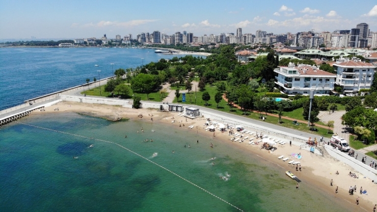 Caddebostan Plajı Bayramın İlk Günü İstanbulluların Akınına Uğradı