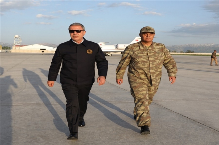 Bakan Akar Ve Komutanlar Geceyi Sınırın Sıfır Noktasında Geçirdi