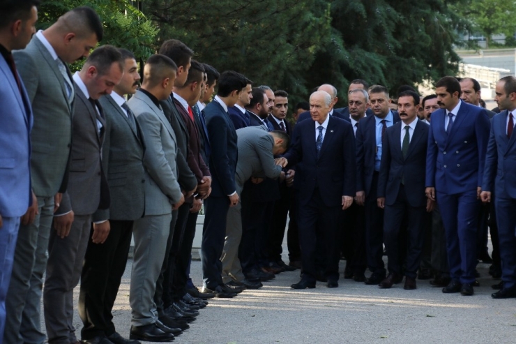Bahçeli’den Bayram Sabahı Türkeş’in Kabrine Ziyaret