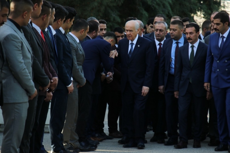 Bahçeli’den Bayram Sabahı Türkeş’in Kabrine Ziyaret