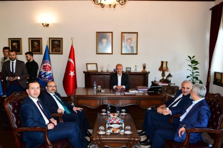 Bakan Turhan, Trabzon’da Hemşehrileriyle Bayramlaştı