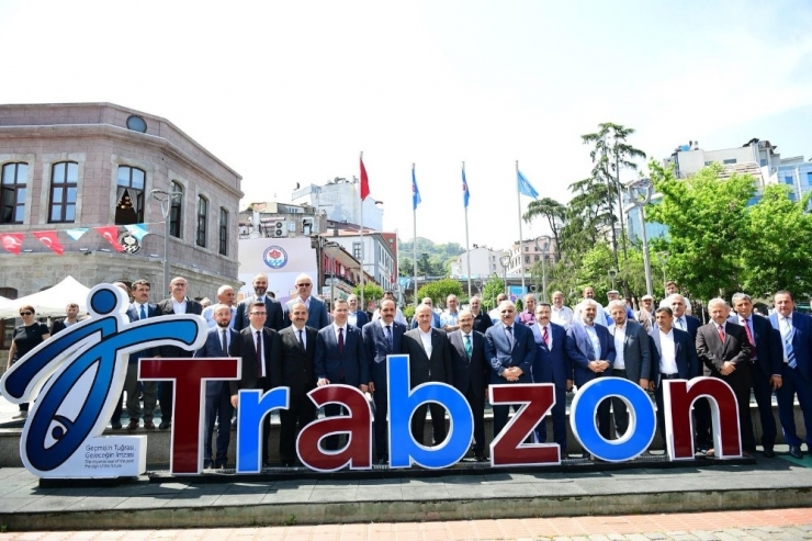 Bakan Turhan, Trabzon’da Hemşehrileriyle Bayramlaştı