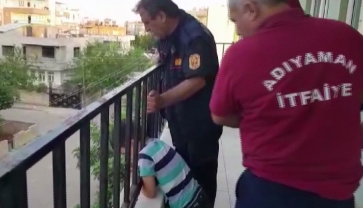 Kafasını Demir Korkuluklara Sıkıştıran Çocuk Kurtarıldı