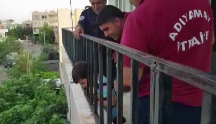 Kafasını Demir Korkuluklara Sıkıştıran Çocuk Kurtarıldı