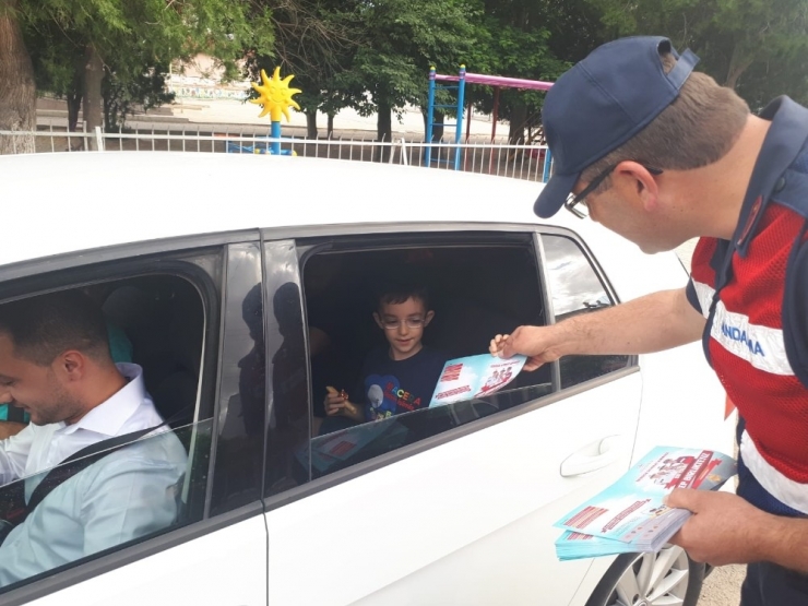 Jandarma Ekiplerinden Sürücülere Şeker Ve Kolonyalı Bayram Tebriği