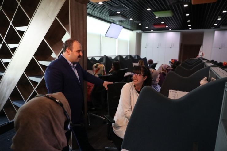 Bakan Varank, Beyaz Masa’da Çağrılara Yanıt Verdi, Vatandaşla Bayramlaştı