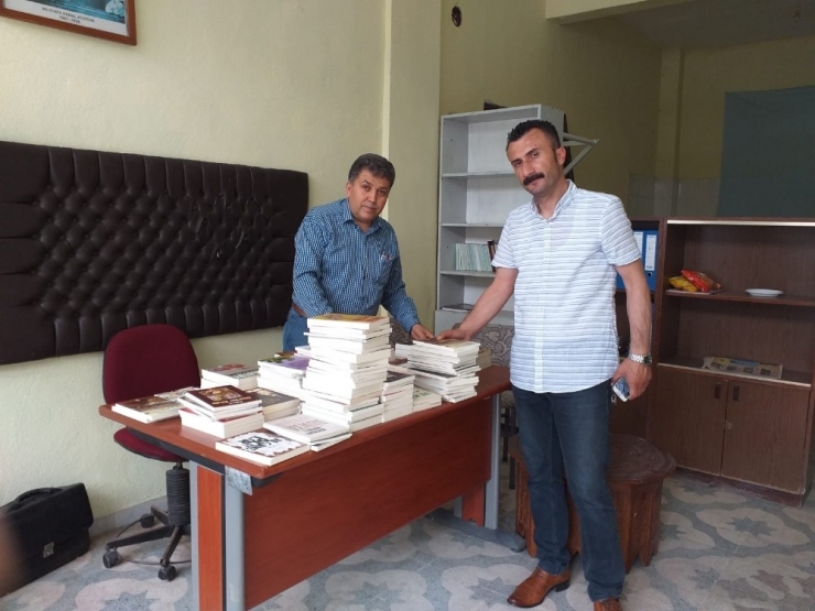 Kaymakam Keçeli’den Kütüphaneye Destek