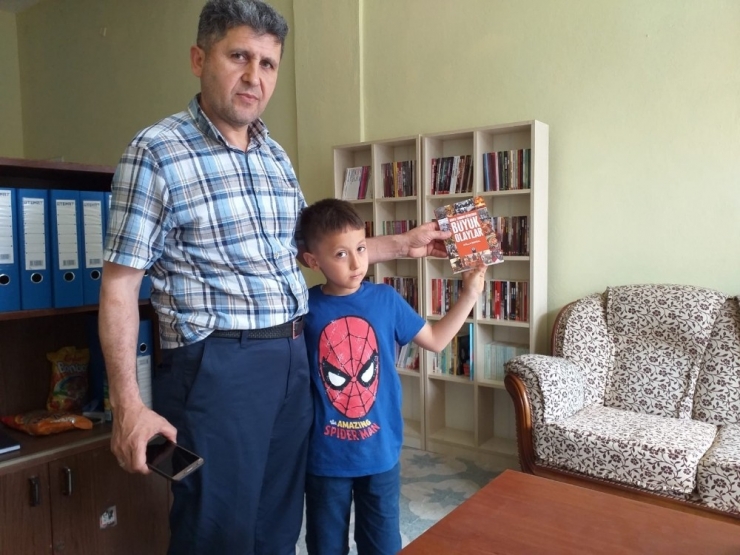 Kaymakam Keçeli’den Kütüphaneye Destek