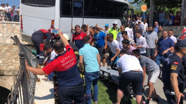 Otobüsün Çarptığı Adam Bariyerlerde Sıkıştı
