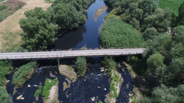 Gediz Simsiyah Zehir Akıyor