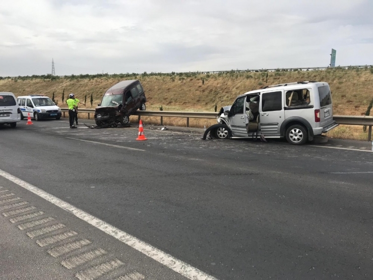 Gaziantep’te İki Araç Kafa Kafaya Çarpıştı: 4 Yaralı