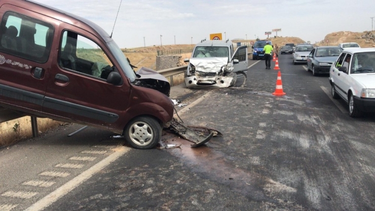 Gaziantep’te İki Araç Kafa Kafaya Çarpıştı: 4 Yaralı