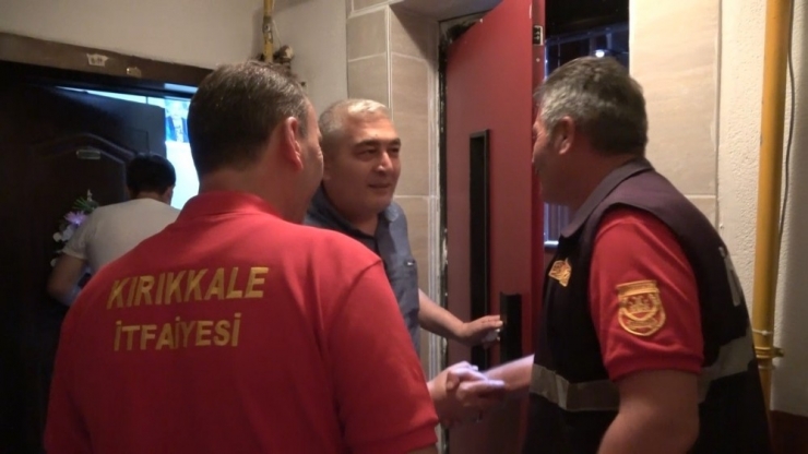 Asansörün Kapısını 2 Saniyede Açarak Genci Kurtardı