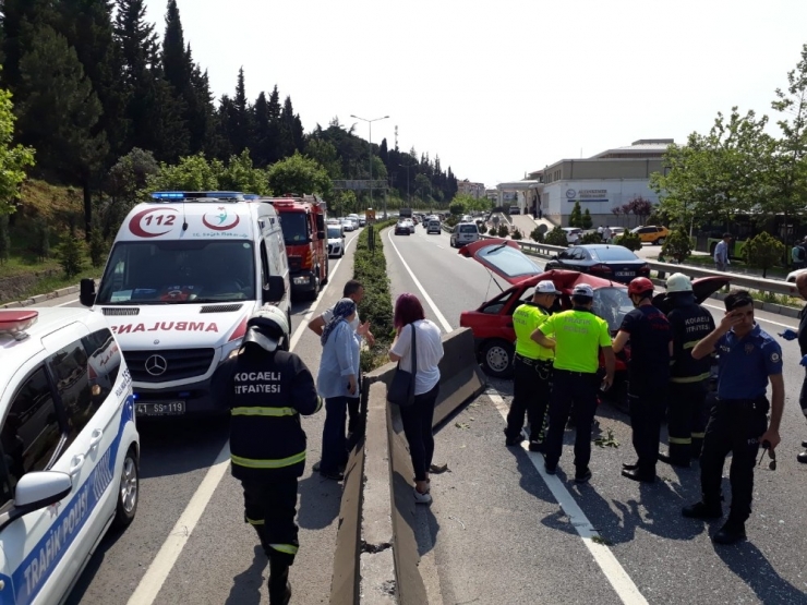 Beton Bariyere Çarpan Otomobilin Sürücüsünü İtfaiye Kurtardı