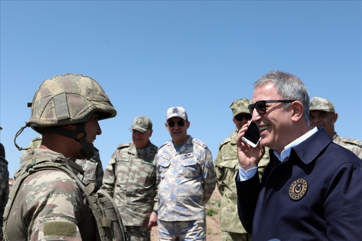 Bakan Akar’dan Komutanlarla 2400 Rakımlı Büyüktopraklı Üs Bölgesi’ne Ziyaret