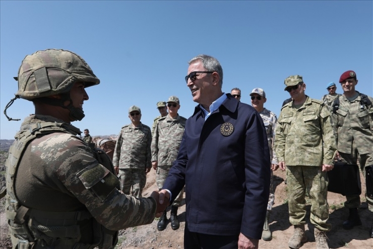 Bakan Akar’dan Komutanlarla 2400 Rakımlı Büyüktopraklı Üs Bölgesi’ne Ziyaret