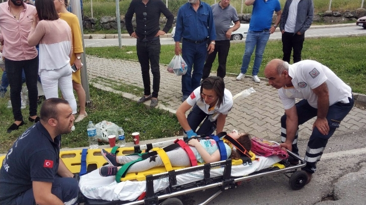 Kavşakta Ambulansa Yol Vermek İsteyen Otomobil Kaza Yaptı: 11 Yaralı
