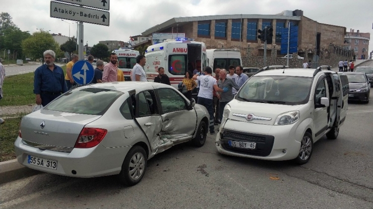 Kavşakta Ambulansa Yol Vermek İsteyen Otomobil Kaza Yaptı: 11 Yaralı