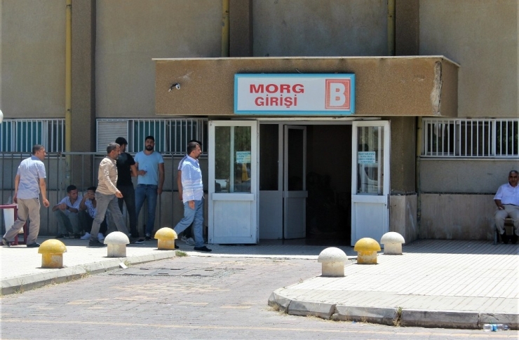Evini Bastığı Çifti Pompalı Tüfekle Vurdu