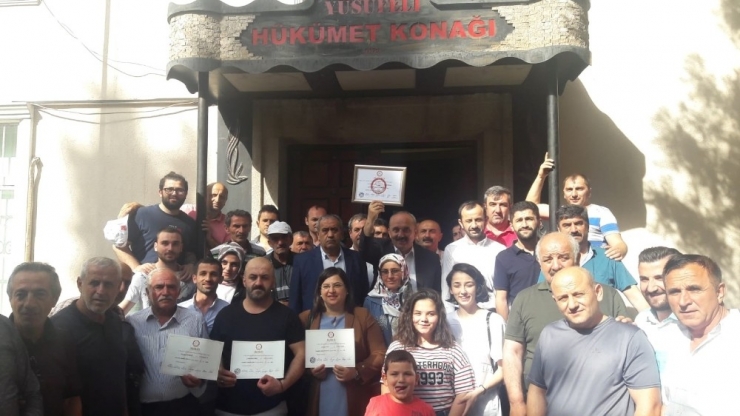 Yusufeli’nde Yenilenen Seçimi Kazanan Eyüp Aytekin Mazbatasını Aldı