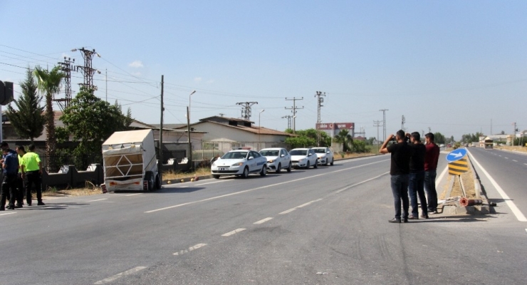 Minibüse Takılı Römork Fırladı: 5 Yaralı