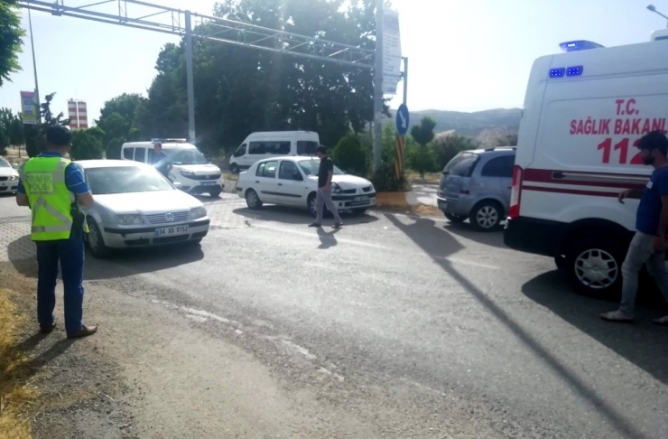 Gölbaşı’nda 2 Otomobil Çarpıştı
