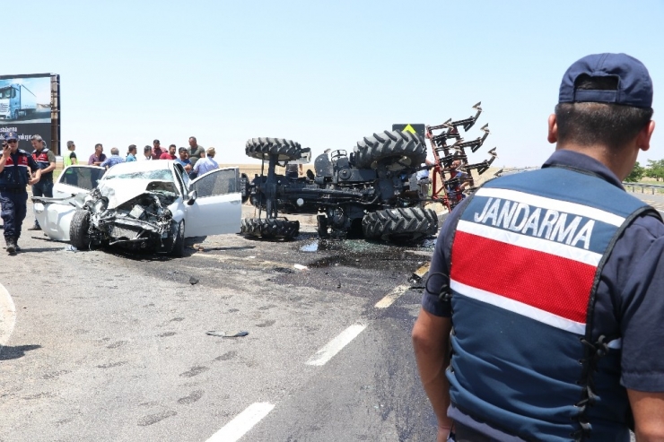 Traktör İle Otomobil Çarpıştı: 4 Yaralı