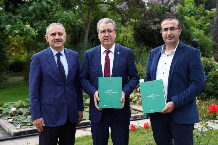 Türkiye Florası Kendi Dilinde Yazılıyor