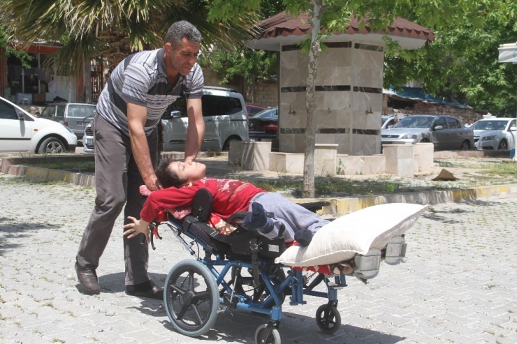 Oğlunun Tedavi Masrafı İçin İş Bekliyor